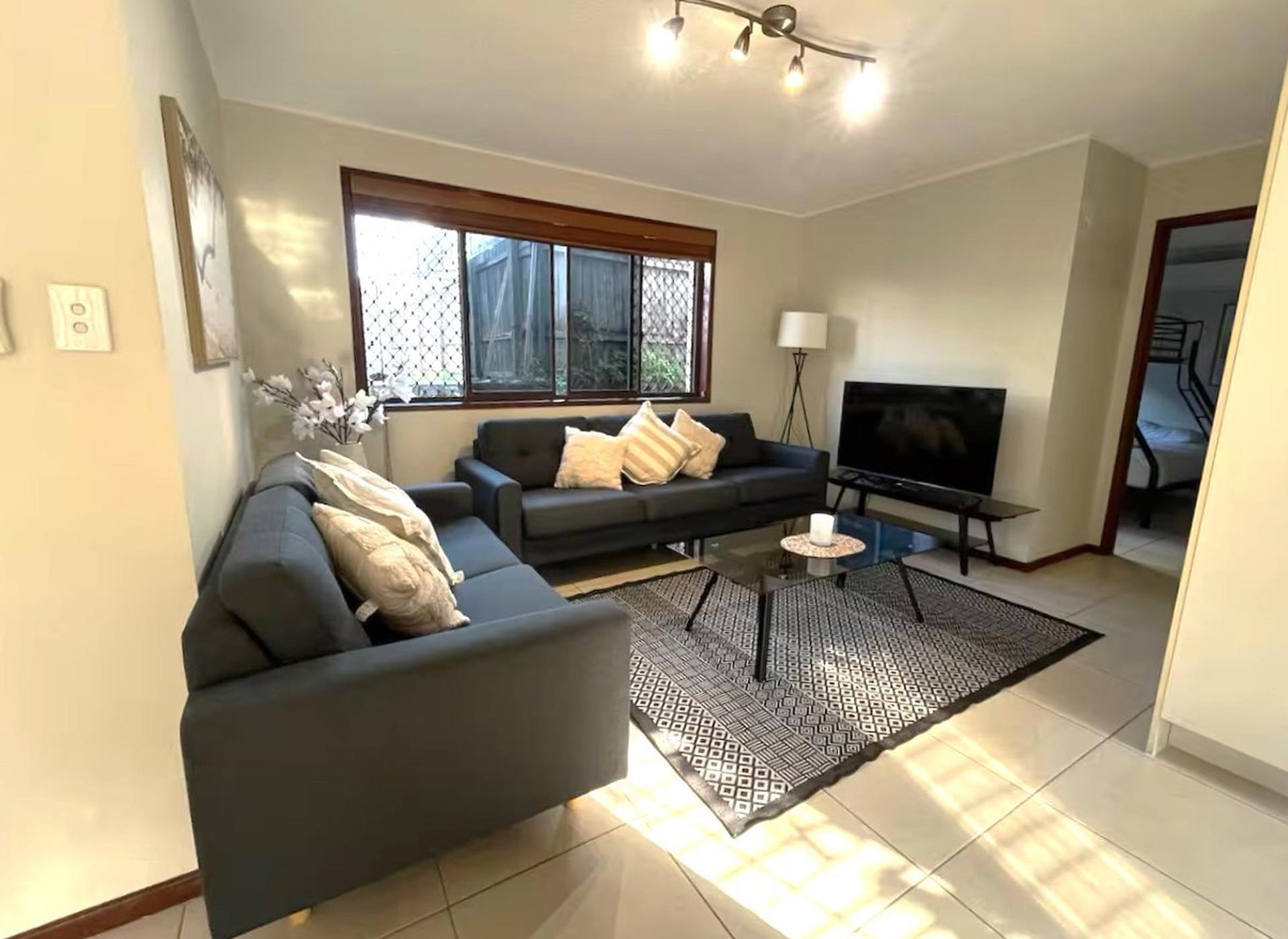 2/4 Cannes Avenue, Surfers Paradise