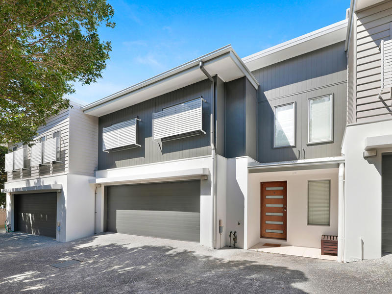 4/119 Eugaree Street, Southport