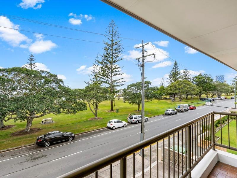4/228 Marine Parade, Labrador