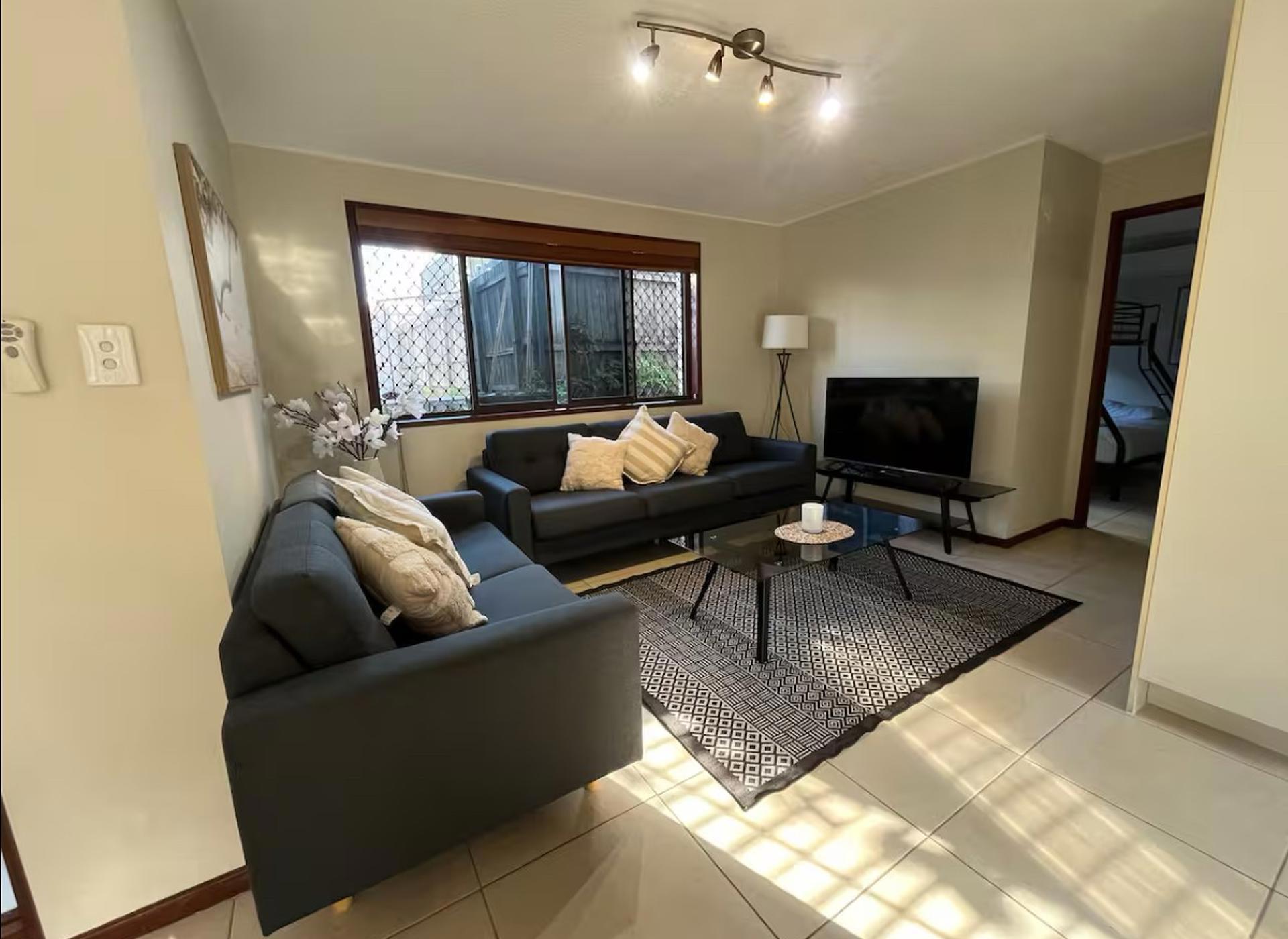 2/4 Cannes Avenue, Surfers Paradise