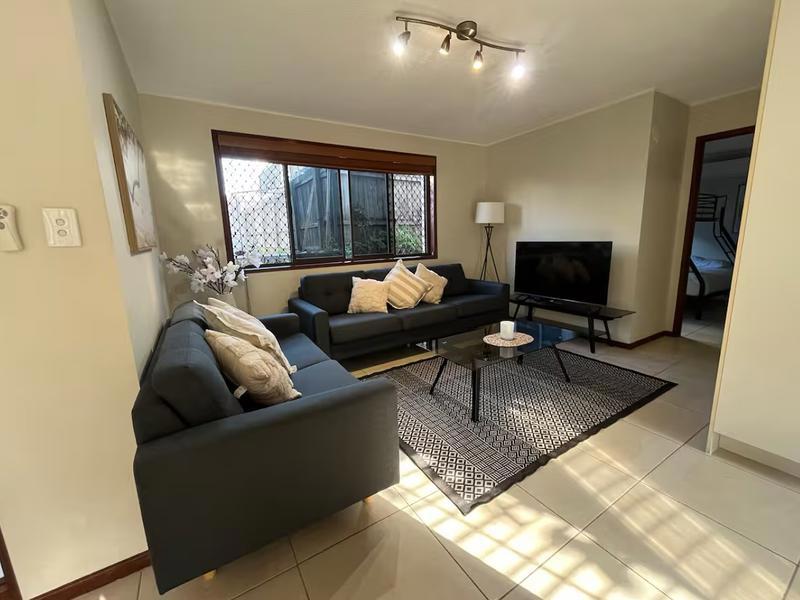 2/4 Cannes Avenue, Surfers Paradise