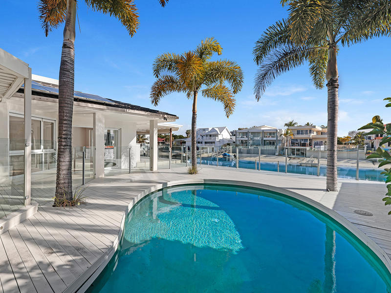 8 Seafarer Court, Paradise Waters
