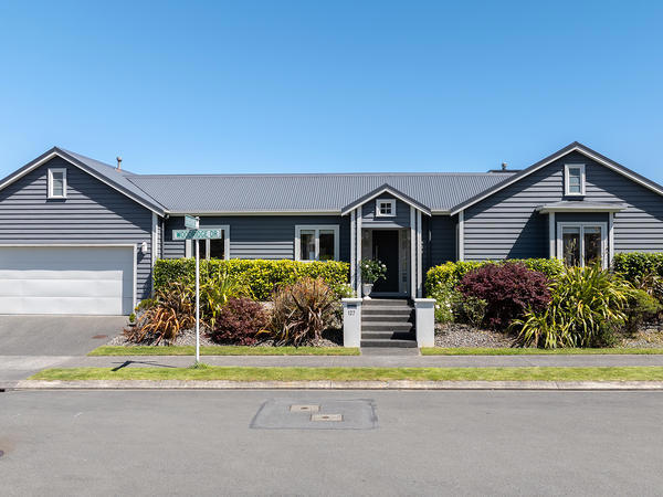 127 Woodridge Drive, Woodridge