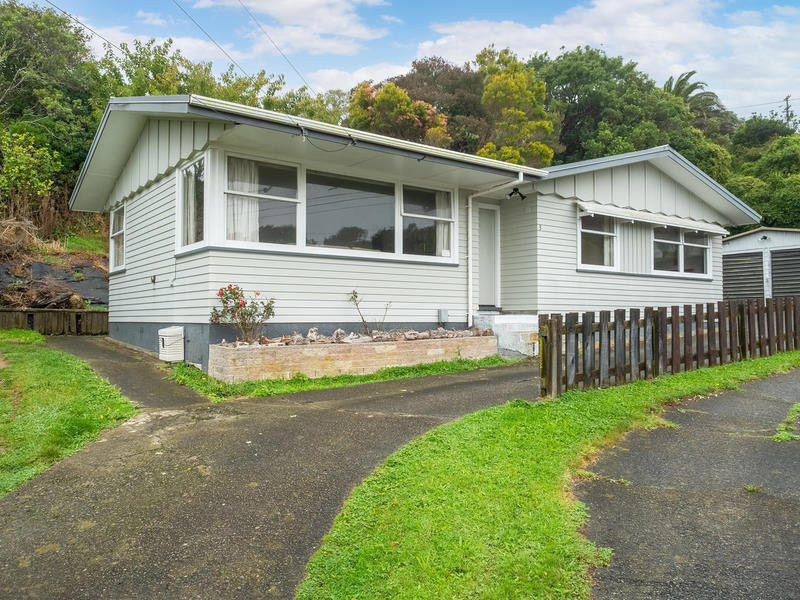 3 Jonathan Way, Paparangi