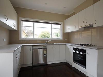 2 Murdo Road, Clayton